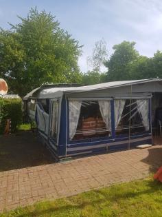 Wohnwagen mit Überdach und Vorzelt auf Campingplatz in Wintrich an der Mosel