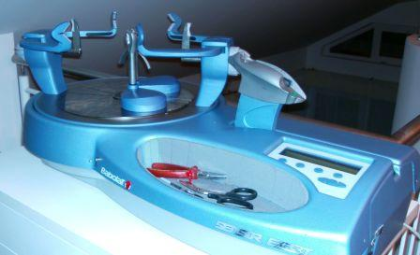 Schlägerbesaitung mit der besten Besaitungsmaschine von Babolat (Babolat sensor 