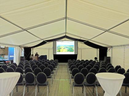 Beamer Verleih · Leinwand mieten · Projektor ausleihen - kontrastreich in hellen