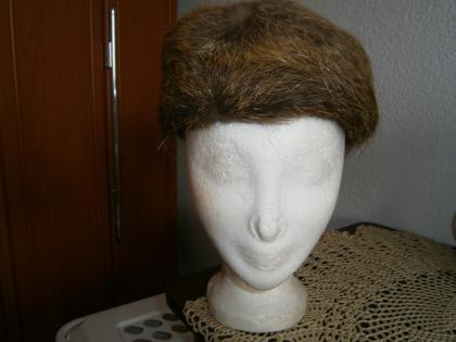Biete eine neue Da.- Echt- Nutria-Pelzkappe...