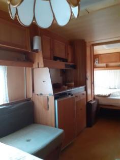 Ferienholzhaus mit Wohnwagen und Stellplatz