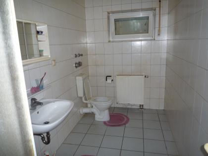 2 Zimmerwohnung, integrierte Küchenzeile, Bad/WC, Terrasse, Grundstücksnutzung D