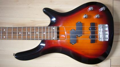Neuwertier E-Bass mit Gurt und Verstärker