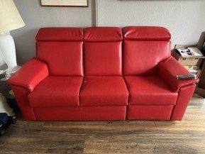 Rote Ledercouch | 3-Sitzer | mit Aufstehfunktion für ältere Menschen