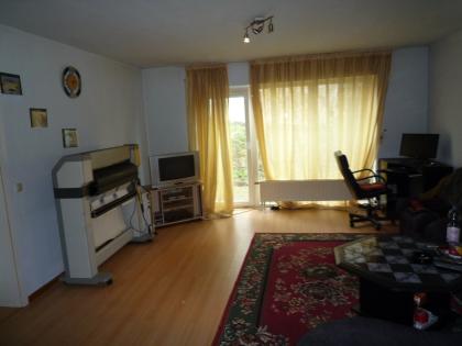 Schöne 2 Zimmerwohnung, Küchenzeile mit Geräten, Bad/WC, Flur, Terrasse, Gartenn