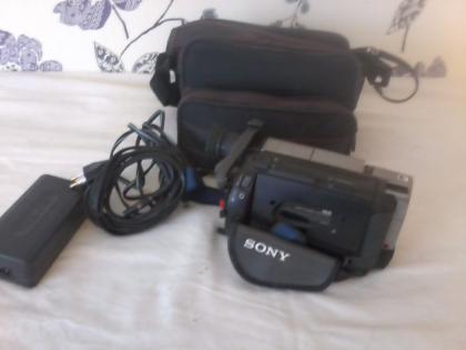 1.  SONY Video Kamera + Tasche+Ladekabel  