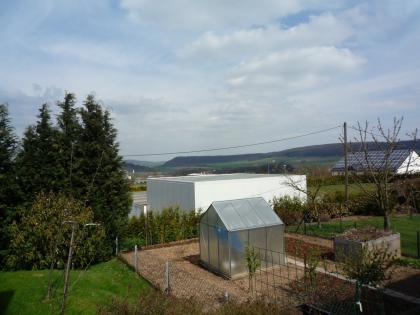 Schöne 2 Zimmerwohnung, Küchenzeile mit Geräten, Bad/WC, Flur, Terrasse, Gartenn