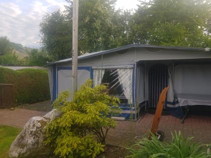 Wohnwagen mit Überdach und Vorzelt auf Campingplatz in Wintrich an der Mosel