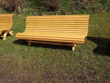 Moderne Holzgartenbank für draußen