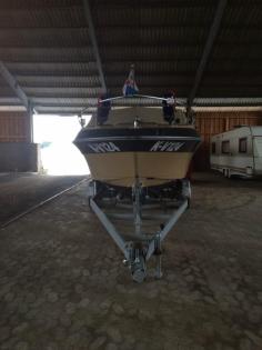 Sportboot Century 4000 mit Trailer Vollgleiter