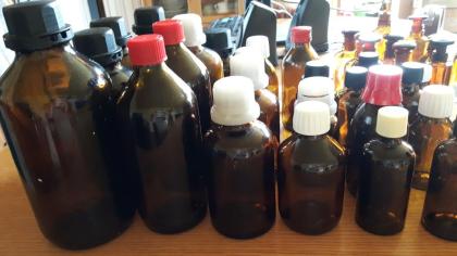 Sammlung: 50x Laborflaschen Apothekerflaschen aus Braunglas teilweise mit Glasst