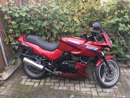Motorrad 500er Kawasaki in rot.