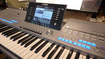 Yamaha Tyros 5, 76 Tasten, 1GB Flash Speicher und Thon PVC Case