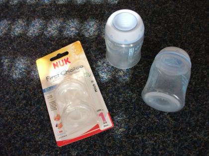 Zwei Nuk Flaschen 150ml und zwei Sauger in Grösse 1