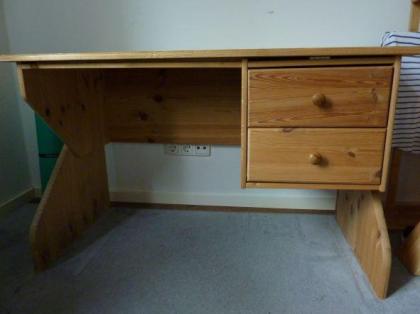 Holzschreibtisch, höhenverstellbar, für Kinder kostenlos abzugeben
