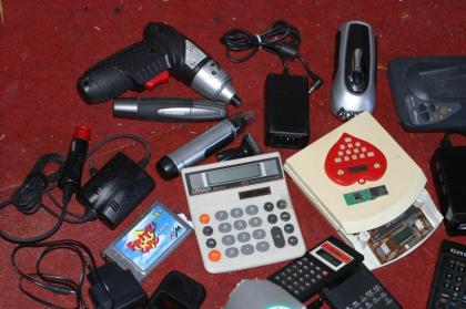 15 kg diverse Netzteile Trafos Radios Taschenrechner Werkzeuge Uhren