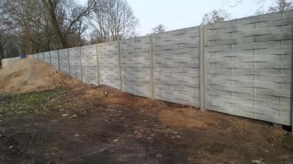 Betonzäune und Pfosten zum Gartenzaun -- kostenloses Angebot auf Anfrage