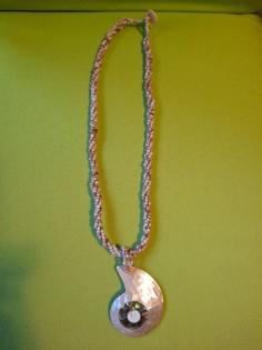 Helle Kette mit weißen Perlmuttanhänger in Schneckenform