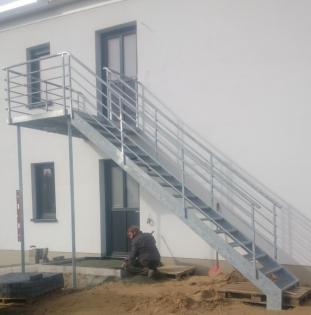 Metallzaun und Metalltreppen, Tore, Balkongelander Fenstergitter