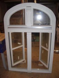 6 Fenster aus Holz mit Rundbogen 
