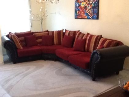 Koloniale Couchgarnitur mit mediterranem Flair