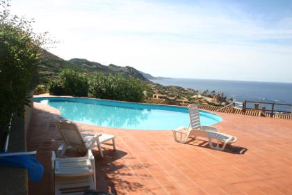 Kleine Villa mir gemeinsamen Schwimmbad. Self catering.