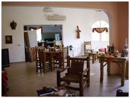 Haus mit 150 m  (1 614 sqft) Wohnfläche, drei Schlafzimmer, drei Bäder auf 800 m
