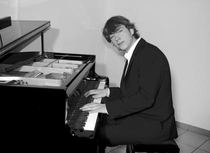 Barpianist, Klavierspieler und Pianist Alexander Hoell aus Dortmund spielt bunde