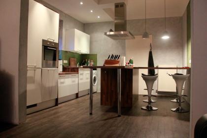 Helle stilvolle 3-4 Zimmer-Erdgeschoss-Wohnung mit hohen Decken und seperatem Ei