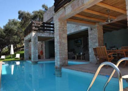 Fantastic villa with huge swimming pool direct by the sea/Greece