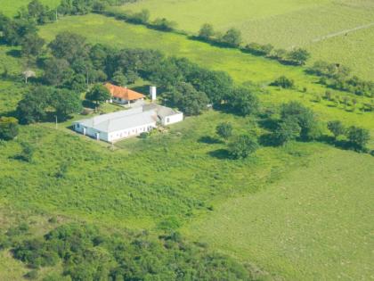 Grundstück mit 1 Haus, 6 Gästezimmer und großem Weinkeller in Paraguay