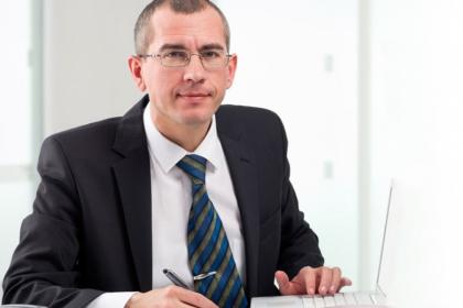 Finanzielle Unterstützung für die Individuen ernst