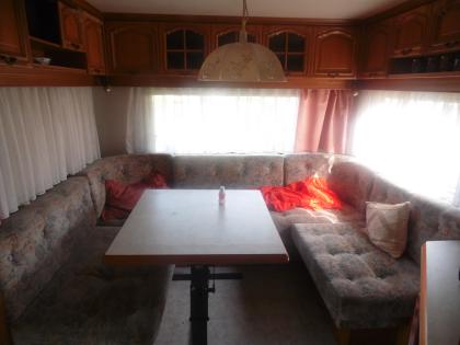 Schöner-campingplatz-mit-wohnwagen-direkt-am-wald