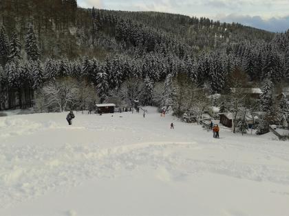Feststehender Wohnwagen mit Hütte am Skigebiet Eschenberg bei Winterberg