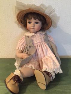  Handgemachte Porzellan Sammlerpuppe Vanessa Preis: 59 € VB
