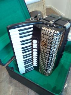 Hohner Atlantic IV N deluxe 4chörig, 120  Bass Topzustand aus erster Hand