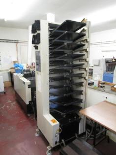 Zusammentragmaschine Duplo DC 10000S und Hefter Duplo DBM-250