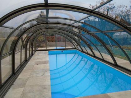 OMEGA Poolüberdachung: 10, 00x 4, 35x 2, 15m hoch VORMONTIERT DACH PC 4mm klar V