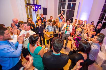 1 DJ, der auch singen kann. the musicman Daniel Koch: DJ, Gesang, Gitarre