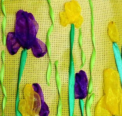 Kunst: Handgemachte dreidimensionale Bandstickerei aus Satin und Chiffon. € 70, 