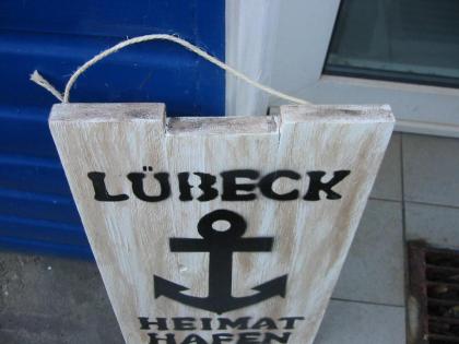 Schild aus Massivholz - HEIMAT HAFEN LÜBECK - Maritim Handarbeit