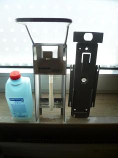 1 Desinfektionsspender von Braun mit 0, 5L Desinfektionsmittel Nr.105