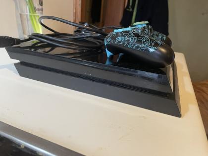 Playstation 4 + Zubehör