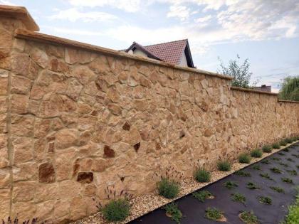 Haus aus stein und holz