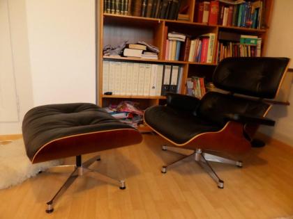 Vitra , Original Eames Lounge Chair mit Ottomane, Kirschbaum, Leder, schwarz .