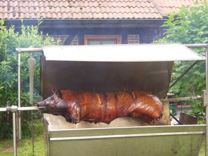 Schwein am Spieß ein Highlight Ihrer Feier 