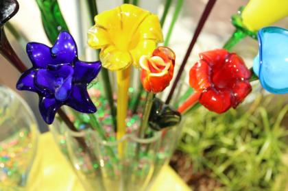 17 Glasblumen und 2 Blütenblätter