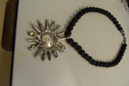 Verkaufe eine sehr schöne Kette mit einem Sonnenanhänger 
