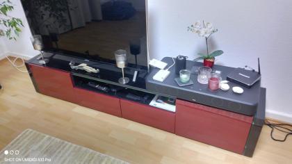 Das Sideboard aus MDF in Hochglanz Schwarz und Front Rot bietet Platz für all Ih