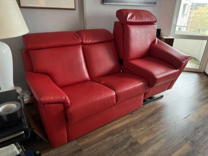 Rote Ledercouch | 3-Sitzer | mit Aufstehfunktion für ältere Menschen